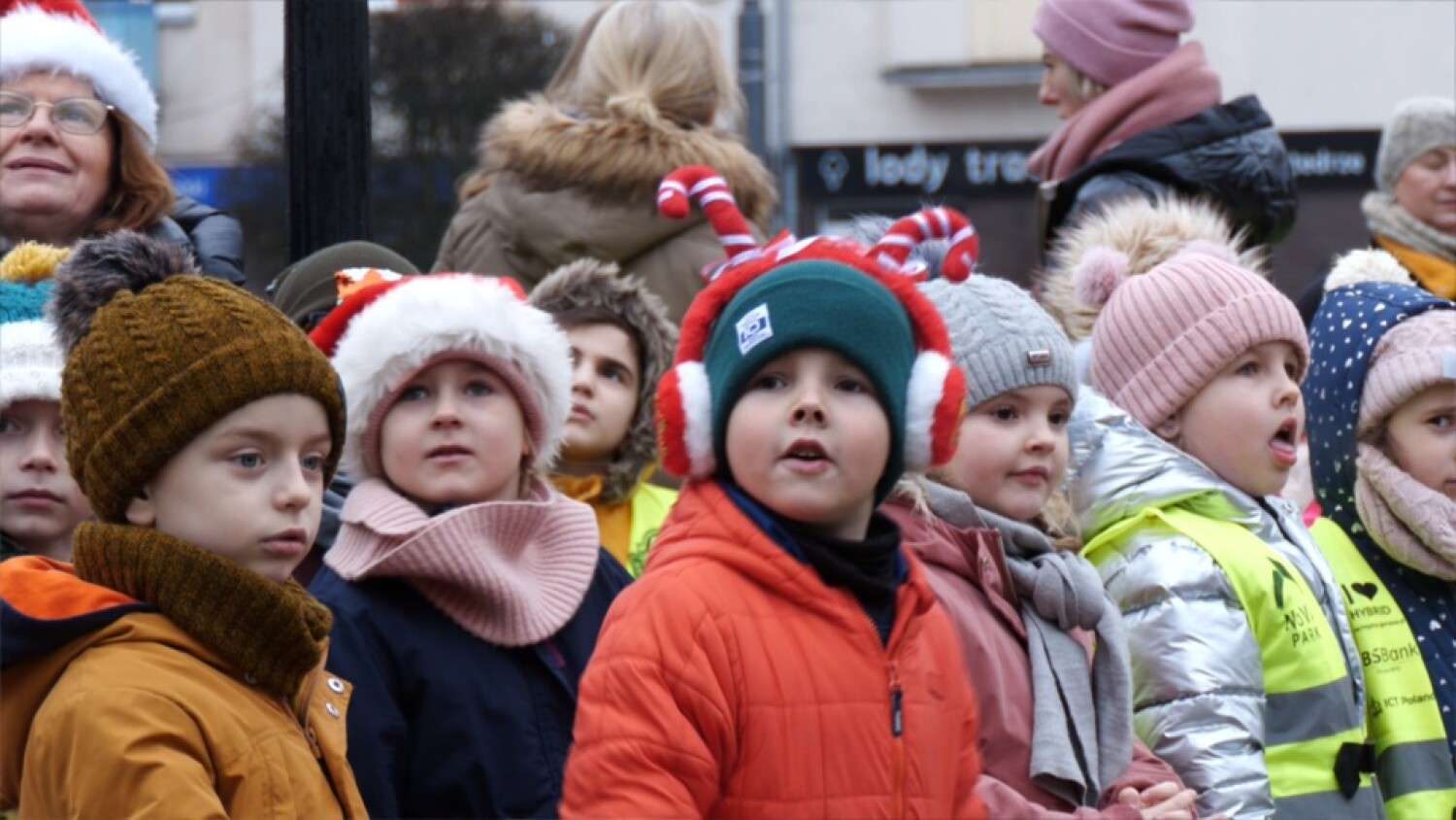 Przedszkolaki ustroiły choinkę w centrum