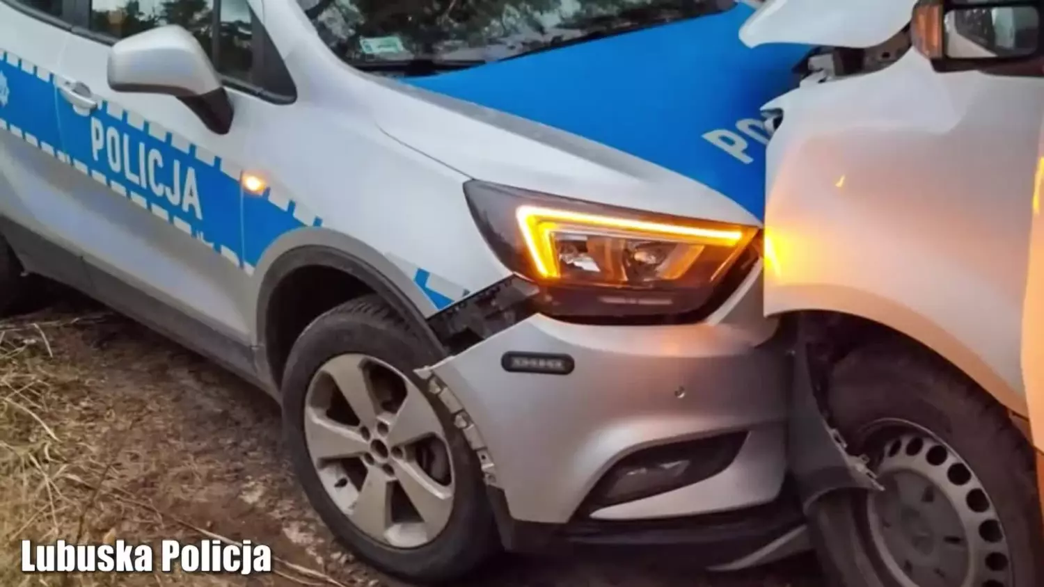 Pijany kierowca rozbił busa o radiowóz - Policja