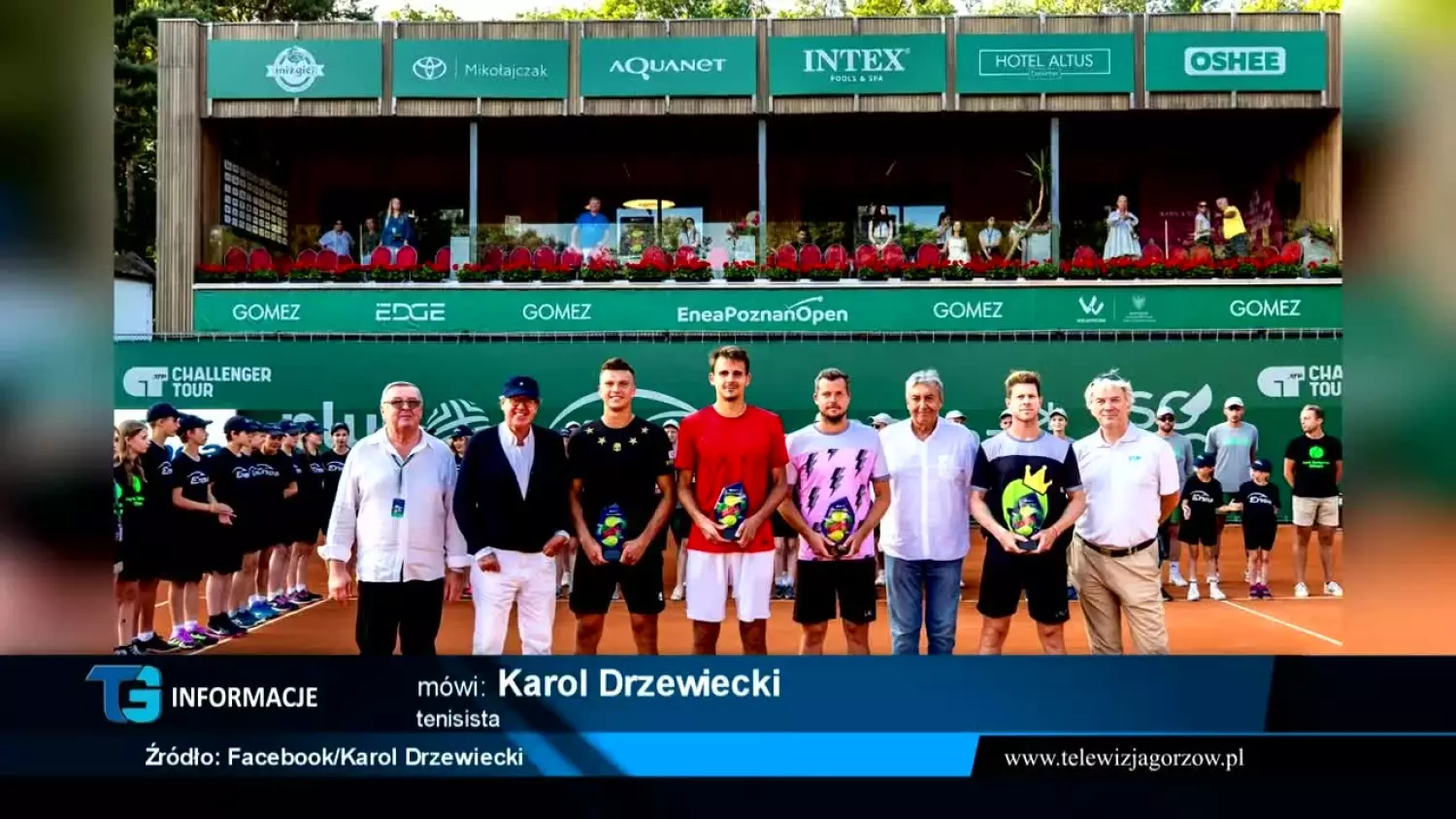 Karol Drzewiecki z pucharem challenger ATP