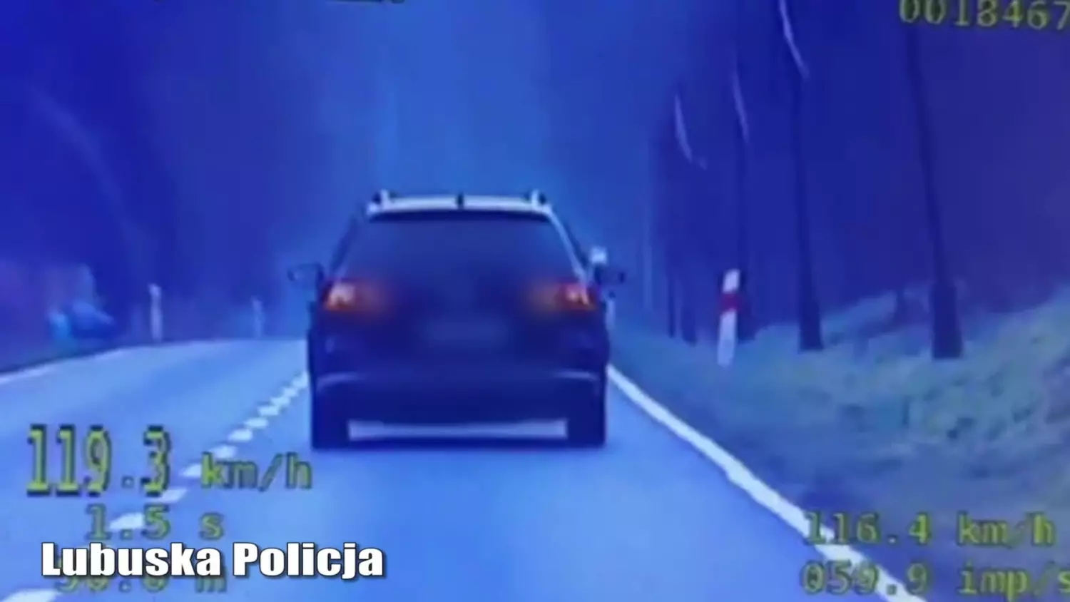 Kierowca osobówki jechał 119 km/h w terenie zabudowanym. Niebezpieczną jazdę przerwali policjanci
