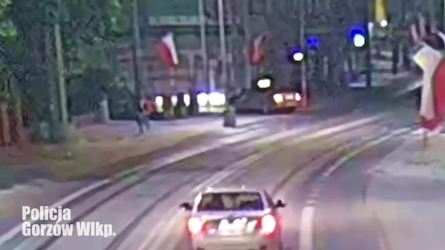 Zerwał flagę Polski, rzucił na chodnik