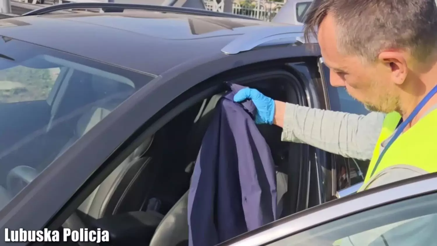Uciekał skradzionym samochodem. 18-latek zatrzymany po pościgu