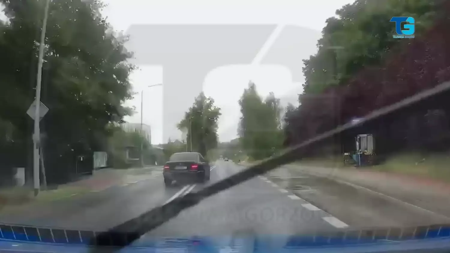 Kierowca samochodu marki BMW złamał kilka zakazów. Nagranie trafiło na policję