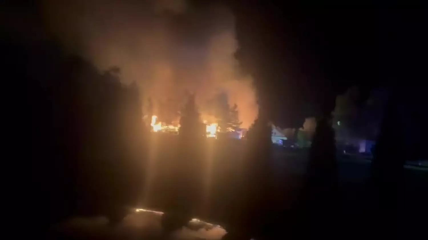 Tartak w ogniu. Strażacy walczyli o zakład i pobliski dom przez kilka godzin