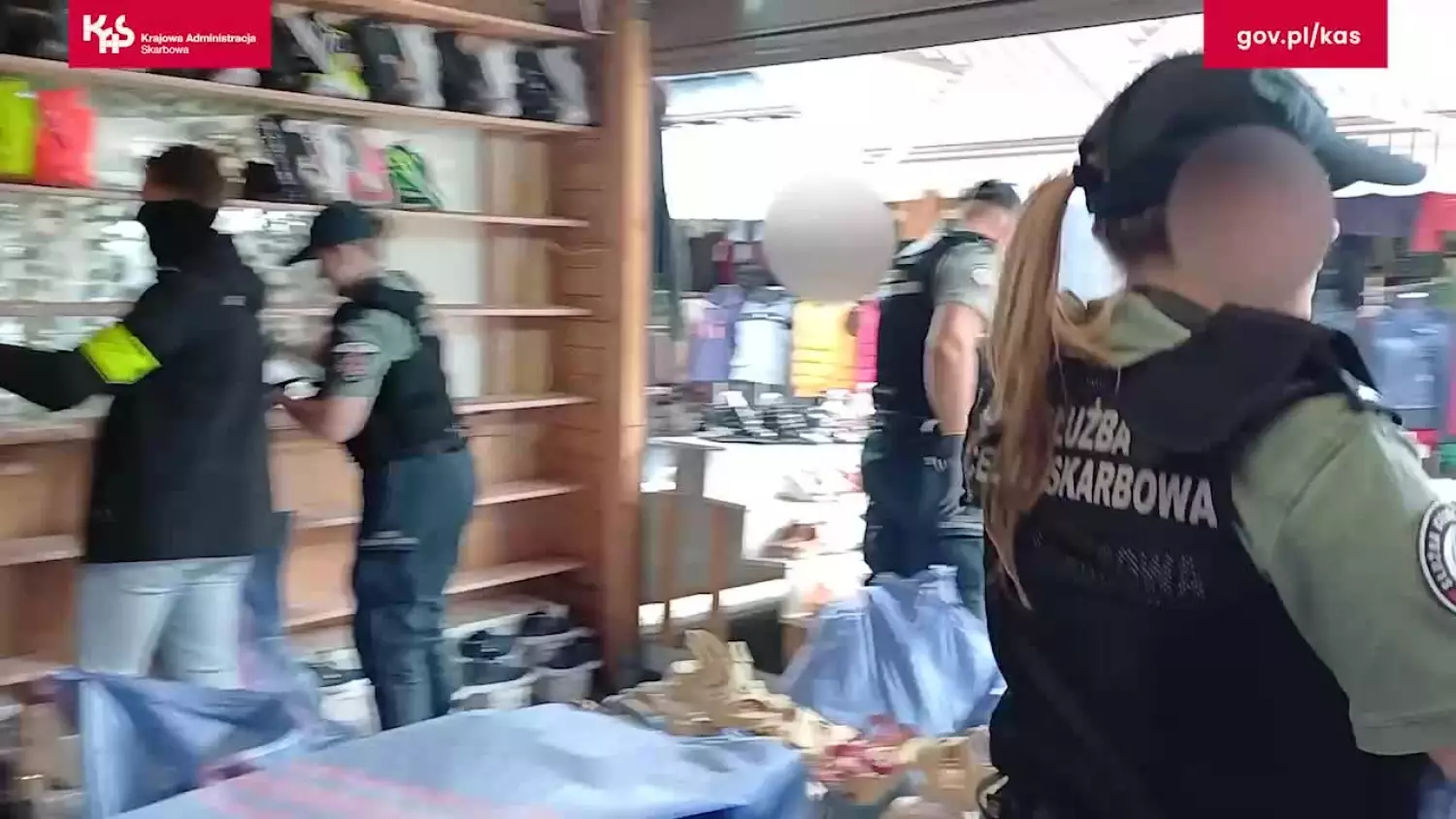 KAS zatrzymała na bazarze 427 par butów z podrabianymi znakami znanych marek