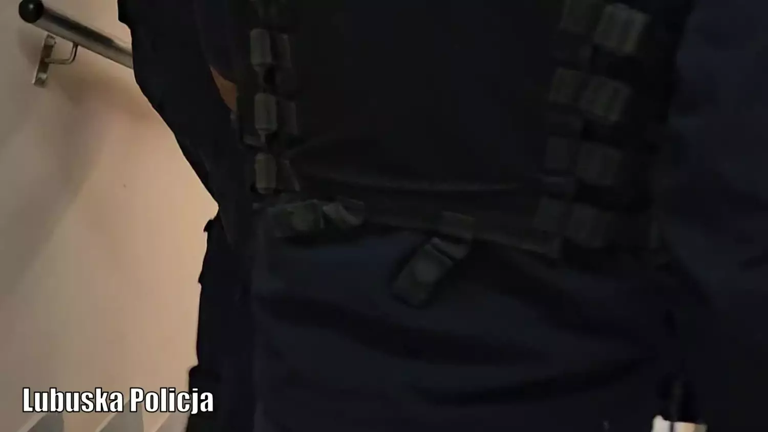 Atak na policjanta i ucieczka przez pół powiatu. Młody kierowca z trzema zakazami