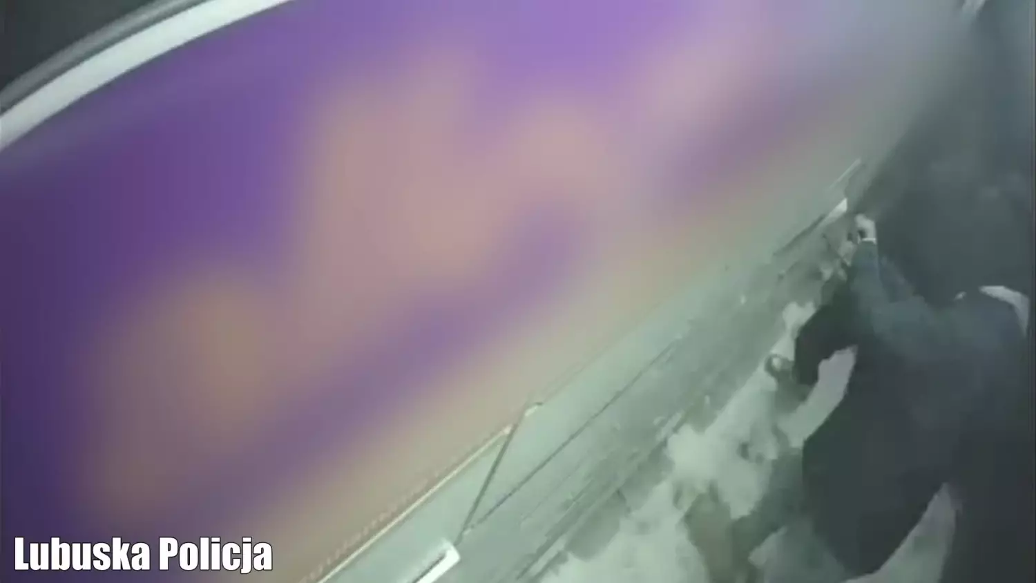 Włamując się do paczkomatu zniszczyli ponad 30 skrytek – wszystkie były puste. Trzech podejrzanych usłyszało zarzuty