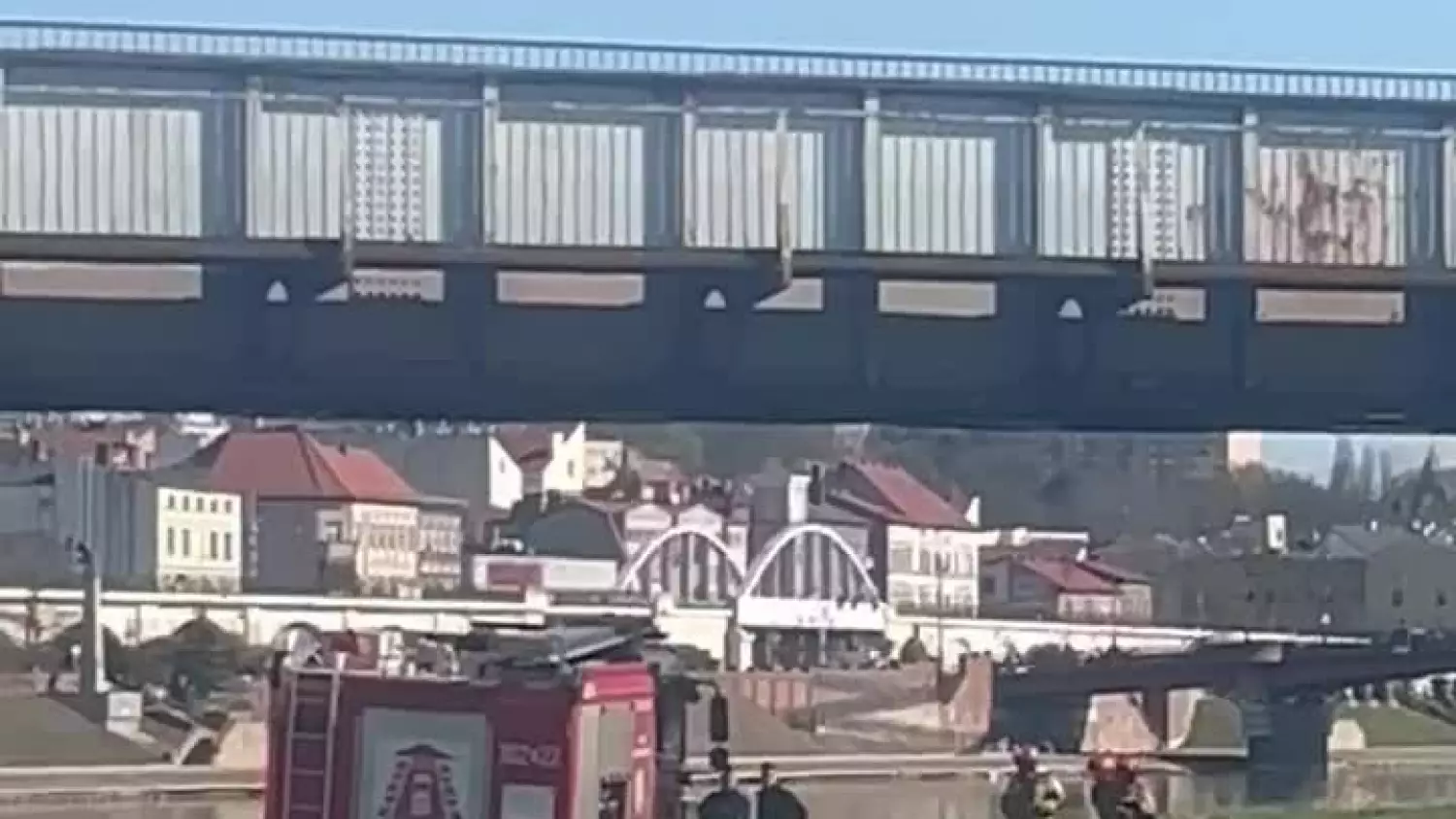 Mężczyzna na szczycie mostu. Interwencja zakończyła się szczęśliwie