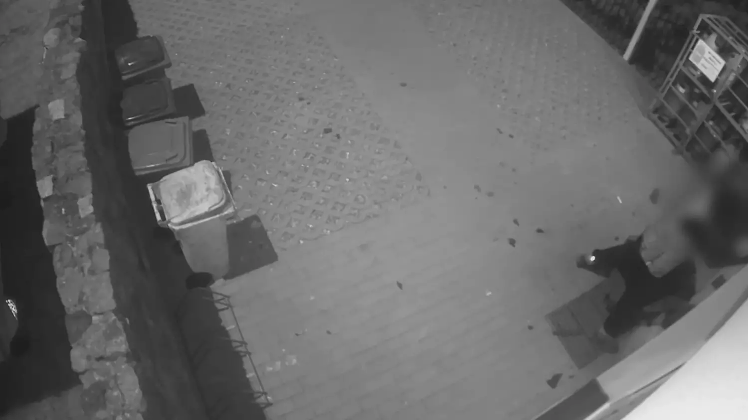 Sklep został zdewastowany, a kamera zarejestrowała przebieg zdarzenia